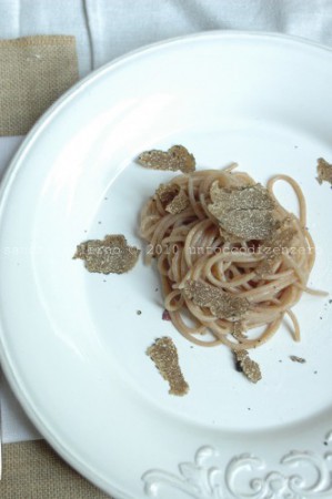 03. SPAGHETTI DI FARRO AL BURRO ALLE ACCIUGHE E TARTUFO